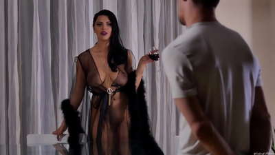 Đĩ kira nữ hoàng mời cô ấy hàng xóm vì trà và fuck anh ta trên bàn ăn tối